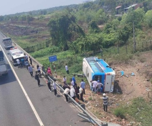 NÓNG: Lật xe trên đường cao tốc TP HCM - Trung Lương, nhiều người nhập viện