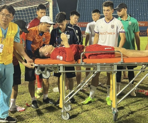 Thủ môn SLNA gục ngã, được đưa đi cấp cứu