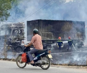 Cháy xe container kèm tiếng nổ lớn ở bãi đất trống