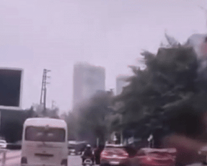 Clip: Ô tô mở cửa bất cẩn khiến một người đi xe máy bị cán tử vong