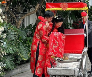 Đám hỏi của tiểu thư Hà thành Tô Sa: Biệt thự phủ hoa tươi, cô dâu đòi chú rể bế lên xe về nhà chồng