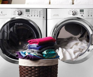Nên giặt quần áo bằng nước nóng hay nước lạnh?