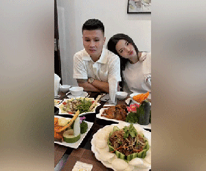Chu Thanh Huyền tình tứ dựa vai Quang Hải trước mặt gia đình chồng, diện mạo sau một ngày tiếp bố mẹ chồng ghé thăm gây chú ý