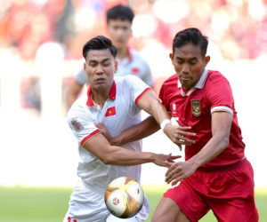 Quan chức bóng đá Indonesia bực mình về sân bóng tiếp ĐT Việt Nam