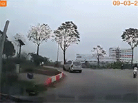 Thót tim với xe con mất lái, 'chồm' cả vào xe máy khi nhập làn