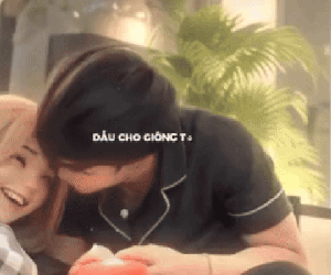 Mối tình 'chị ơi, anh yêu em' bí ẩn hiện tại: Idol mạng 13,6 triệu fan tung clip hôn say đắm, 2 chàng trai cùng bị gọi tên
