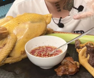 Dân mạng tranh cãi gay gắt khi thấy có người ăn thịt gà luộc chấm nước mắm, liệu đây có phải cách kết hợp lạ lùng?