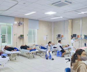 60 người nhập viện cấp cứu nghi do ngộ độc sau khi ăn cơm gà