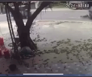 Tai nạn liên hoàn ở Bắc Giang: Camera ghi lại phút kinh hoàng, 2 xe tải kẹp nát xe máy