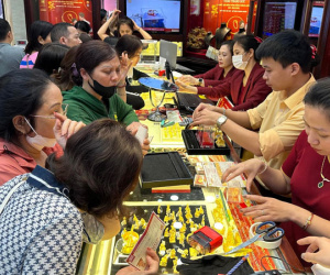 Giá vàng nhẫn tăng cao phi lý, dân vẫn ham đu đỉnh, nhà buôn ‘cháy hàng’