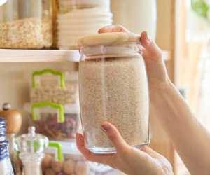 Thời tiết nồm ẩm, gạo dễ sinh độc: Bỏ vào hũ gạo 1 nắm 'tiên dược đại dương', để mấy tháng vẫn yên tâm