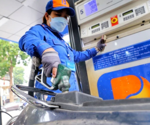 Giá xăng giảm 'sốc', giá dầu tăng