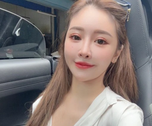 Bất chấp tai tiếng, hot girl lại diện đồ xuyên thấu nhảy múa trên sóng live