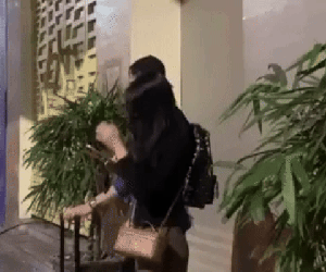Bắt gặp hotgirl ngân hàng đứng chờ trung vệ U23 Việt Nam, ngại ngùng giấu mặt khi thấy cam của team qua đường