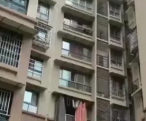 Chăm cháu rồi mải chơi bài không để ý, cả bà nội và bà ngoại không hay đứa trẻ ngã từ tầng cao xuống đất tử vong