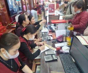Giá vàng 'nóng bỏng tay', có thể mua bán cả... giấy hẹn
