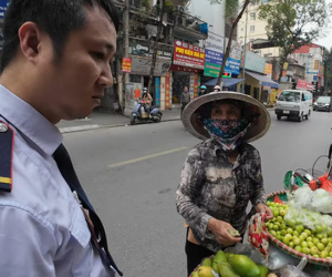 Khách Tây mua táo trên phố Hà Nội bị 'chặt chém' 200 nghìn, anh bảo vệ tới giải vây và cái kết hả hê
