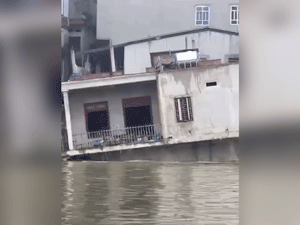 Clip: Bất lực nhìn toàn bộ ngôi nhà bị nhấn chìm trong nước vì sạt lở ở Bắc Ninh, di dời khẩn cấp 7 hộ dân khác