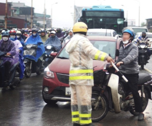 CSGT Hà Nội xử lý lỗi đi sai làn đường trên cầu, người vi phạm ngỡ ngàng