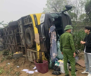 Xe khách lật, nhiều người đi cấp cứu