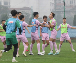 Bùi Hoàng Việt Anh trở lại tập luyện, tuyển Việt Nam làm quen với bóng