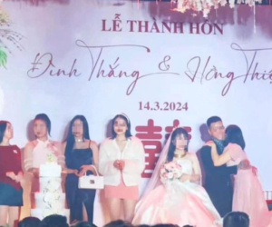 Độc lạ Hà Nam: Cô dâu tươi như hoa nhìn dàn người yêu cũ lên sân khấu ôm tạm biệt chú rể