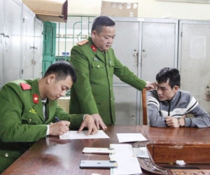 Bắt giữ đối tượng dùng bình xịt hơi cay xông vào cửa hàng điện thoại để cướp tài sản