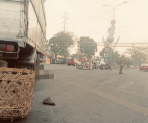 Ô tô tải chở rau củ va chạm với xe máy ở cửa ngõ TP.HCM, hai chị em tử vong