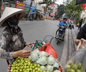 Vụ khách Tây bị 'chặt chém' túi táo 200 nghìn: Công an phường Thụy Khuê vào cuộc