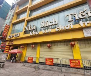 Bị đình chỉ hoạt động, nhà sách ở Hà Nội vẫn tấp nập đón khách
