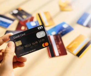 Nợ thẻ tín dụng 8,5 triệu phải trả 8,8 tỷ: Chủ thẻ có thể nợ các loại phí nào?