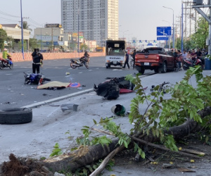 Ô tô bán tải lùa hàng loạt xe máy ở Bình Dương, một người tử vong