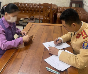Nữ tài xế vi phạm nồng độ cồn ở phố Trần Cung bị phạt thêm 11 triệu đồng