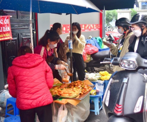 Mẹt xoài, ổi dầm nườm nượp khách của ba chị em Hà Nội, cứ 10 phút bán hết 1 mâm