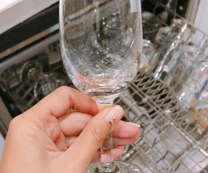 Hãy tránh 6 sai lầm này khi dùng máy rửa bát nếu bạn không muốn đồ thủy tinh của bạn bị đục và mờ