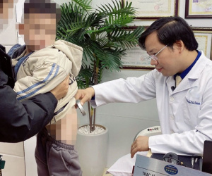 Bé hai tuổi mắc sùi mào gà