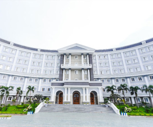 Sau lùm xùm bị phụ huynh đòi nợ tiền tỷ, Trường Quốc tế Mỹ tạm cho học sinh nghỉ