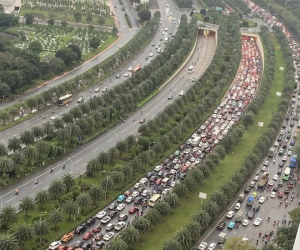 Ùn tắc nghiêm trọng trên Đại lộ Thăng Long: Yêu cầu chủ đầu tư dỡ rào thi công