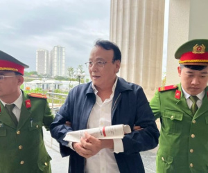 Chủ tịch Tân Hoàng Minh Đỗ Anh Dũng và các bị cáo được dẫn giải tới tòa
