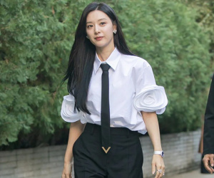 Kim Ji Won xinh đẹp lộng lẫy nhưng chỉ thích diện đồ tối giản