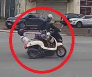 Clip: Xe Air Blade tông cô gái trẻ ngã ngửa, nhân chứng hốt hoảng