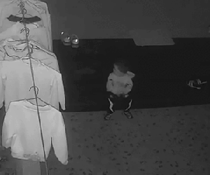 Hình ảnh bé trai lủi thủi ngồi một mình giữa nhà khi trời chưa sáng vì nhớ mẹ khiến nhiều người rơi nước mắt