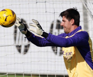 Courtois khóc nấc rời buổi tập vì chấn thương mới