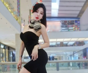 Vượt ranh giới gợi cảm, hot girl kéo áo khoe 'tâm hồn thả rông' ngay chốn công cộng khiến CĐM bức xúc
