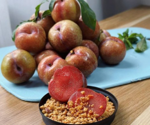 Tình hình mận đầu mùa: Vài trăm nghìn/kg vẫn đổ xô mua, dân tình mukbang rần rần dù chua nhăn mặt