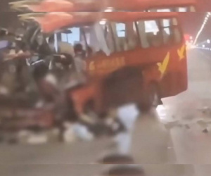 Xe chở khách tông vào tường hầm chui, 14 người thiệt mạng