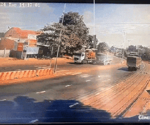 Xe ben chồm lên 'con lươn' sau cú vượt trái, ô tô con bỗng vạ lây: Bị 'xuyên táo' thẳng qua ghế lái