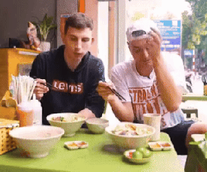 Cháo lòng nằm trong danh sách 'tệ nhất' nhưng ra mà xem các vị khách Tây 'mê' món ăn này thế nào!