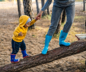 Dắt con riêng của chồng đi dạo, cậu bé nói một câu khiến tôi sụp đổ