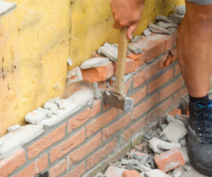 Hà Nội: Xót xa câu chuyện người phụ nữ ngoài 70 tuổi bị cáo buộc huỷ hoại tài sản của hàng xóm